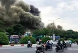 Hiện trường cháy xưởng sửa chữa ô tô, cuồn cuộn khói đen trùm khu vực