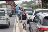 Cửa ngõ phía Đông TPHCM ùn tắc 10km, tài xế sốt ruột xuống xe đứng chờ