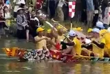 2 thuyền đua dùng mái chèo đánh nhau tại lễ hội trên sông, 1 người rớt xuống sông