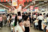 Lễ 2-9: Người dân TP.HCM đua nhau săn hàng khuyến mãi, nhiều siêu thị đông như trẩy hội
