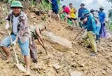 Cả xã chung tay sửa đường sạt lở xuyên lễ để kịp đón học sinh vào năm học mới