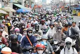 Người dân đội nắng, nhích từng mét chờ lên phà Cát Lái để trở lại TPHCM