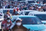 Cảnh tượng trên đường phố lúc này thay cho thông báo: Hết lễ, mai đi làm!