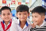 Trường của em nay đẹp lắm, không còn be bé, nằm lặng giữa rừng cây nữa rồi!