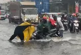 Quốc lộ 1 ‘ngập như sông’, xe máy liên tục ngã nhào giữa dòng nước