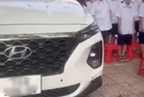 Ô tô đỗ chình ình cạnh nơi học sinh đang chào cờ ở Quảng Ninh: Là xe của hiệu phó, nhà trường nói gì?
