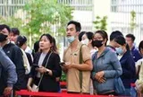 Sách giáo khoa vẫn thiếu, phụ huynh xếp hàng từ 4h sáng, chạy 7-10 nhà sách