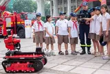 Người dân Hà Nội hào hứng trải nghiệm xe thang, robot chữa cháy