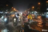 Nhiều tuyến đường TPHCM ngập sâu, dòng xe chật vật vượt nước