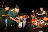 Bộ đội làm trung thu sớm cho các em nhỏ nơi bản biên cương Na Ngoi