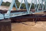 Lũ cuốn 3 xà lan mắc kẹt dưới cầu đường sắt ở Quảng Trị