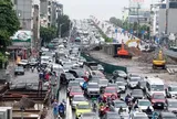 Người Hà Nội đội mưa lớn đi làm, ‘chôn chân’ trên những tuyến đường ùn tắc