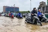 Nhiều tuyến phố Hà Nội ngập sau mưa lớn suốt đêm, xe cộ kẹt cứng qua cầu Vĩnh Tuy