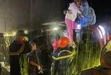 Xe khách chở 19 người mất lái lật ngang xuống mương trên Quốc lộ 14