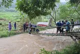 Mưa lũ chặn đường, cả làng chặt tre làm cầu đưa người quá cố qua suối dữ