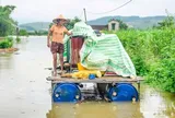 Nước sông dâng vượt mức báo động 3, người dân Thanh Hóa hối hả chạy lũ