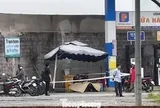 Người đàn ông tử vong bất thường sau khi vào cửa hàng xăng dầu trú mưa