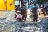 Mưa lớn xối xả, đường phố TPHCM thành 'thác nước', người dân chật vật về nhà