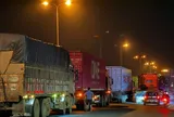 Xe chở trụ bê tông lật ngang cầu Phú Lương, quốc lộ 5 tê liệt