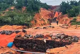 Hàng trăm khối đất đá sạt lở, tràn xuống phủ kín đoạn đường trên Quốc lộ 28