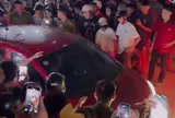 Người phụ nữ chặn ô tô nghi do ghen tuông, đám đông quây kín livestream