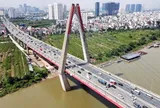 Ô tô nối đuôi, đi chậm qua cầu Nhật Tân sau khi lắp biển báo khoảng cách