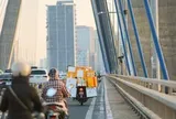 Hình ảnh cầu Nhật Tân sau khi tháo loạt biển báo khoảng cách vừa lắp