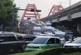 Mưa lớn giờ tan tầm, cửa ngõ TPHCM đỏ rực đèn phanh, xe nhích từng mét