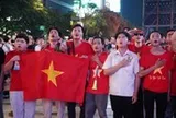 Người dân đổ về phố đi bộ Nguyễn Huệ cổ vũ đội tuyển Việt Nam