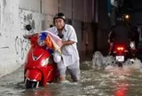 Mưa ngớt, nước trên đường Phan Huy Ích lại tiếp tục dâng lên