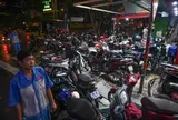 Cảnh nửa đêm cẩu ô tô khỏi nước ngập, trăm xe máy xếp hàng chờ sửa ở TPHCM
