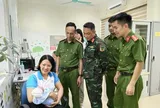 Bé trai 2 ngày tuổi bị bỏ rơi trong đêm ở TP Quảng Ninh