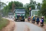 Học sinh nép sát hố bùn trên đường xe tải nối đuôi nhau chạy ngày đêm