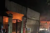 Cháy nhà ở Hà Nội, nghi có người mắc kẹt