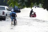 Triều cường 1,71m, nhiều tuyến đường TP.HCM ngập gần lút bánh xe