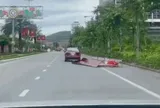Xác minh ô tô kéo lê khung sắt, tấm tôn trên đường ở Quảng Ninh
