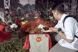 Đêm nay, nhiều người dân đến dâng hương các liệt sĩ công viên Lê Thị Riêng tại Nghĩa trang Liệt sĩ TP.HCM
