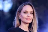 Angelina Jolie mặc tối giản mà vẫn sang