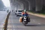 Đi vào làn ô tô trên đường Phạm Văn Đồng, tài xế xe máy viện đủ lý do với CSGT