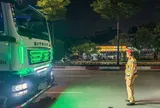Tài xế ở Hà Nội lắp 2 dải đèn LED dài 1,4m, chớp nháy liên tục