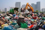 Cận cảnh 300 tấn quần áo cũ chất thành “núi” ở Hà Nội, người dân bới tìm đồ còn lành lặn
