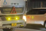 Ô tô bật đèn LED sáng lóa giữa phố Hà Nội, người đi đường khổ sở tránh né