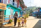 Bản Vân Kiều khoác chiếc áo đầy màu sắc, lần đầu đón khách du lịch