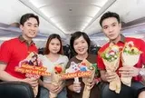 Vietjet tặng hoa và quà cho hành khách nữ trên chuyến bay dịp 20-10