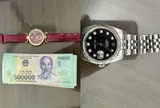 Ai là chủ nhân của 2 chiếc đồng hồ hàng hiệu Rolex, Swarovski cùng tập tiền 500.000 đồng liên hệ ngay số điện thoại 0986.616.161