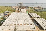 Những phiến dầm đầu tiên lắp đặt tại siêu cầu gần 10.000 tỷ đồng qua sông Hồng