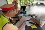 Ô tô bị tước phù hiệu vẫn chở khách, tài xế và chủ xe bị phạt gần 29 triệu đồng