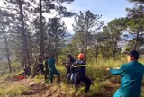 Cảnh sát giải cứu người phụ nữ nước ngoài rơi xuống hố sâu ở Đà Lạt