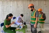 Công an kiểm tra 120 công nhân ngay tại công trường