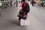 Hai nam sinh 15 tuổi lạng lách 'chóng mặt' trên đường ở Hà Nội, mẹ bị phạt 9 triệu đồng